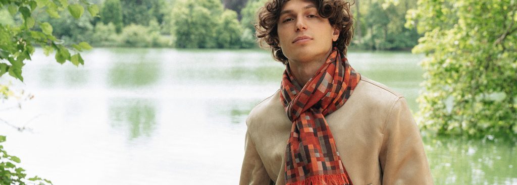 TRENDS IN MATERIALS FOR MEN’S SCARVES THIS WINTER