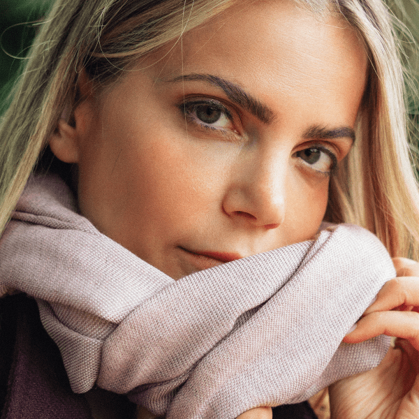 Revisited antique motifs, pastel shades, ultra-soft materials, oversized and eco-friendly scarves: all about the latest trends.