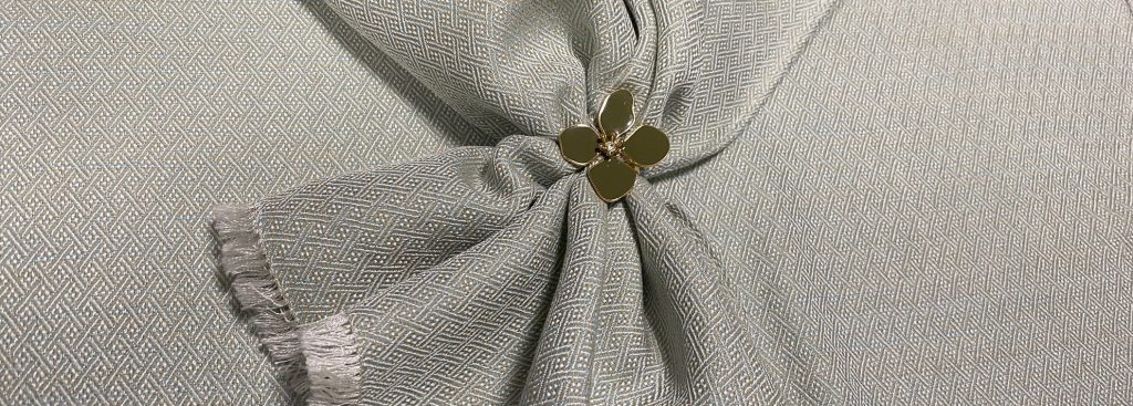 How to use a scarf ring or clip ?