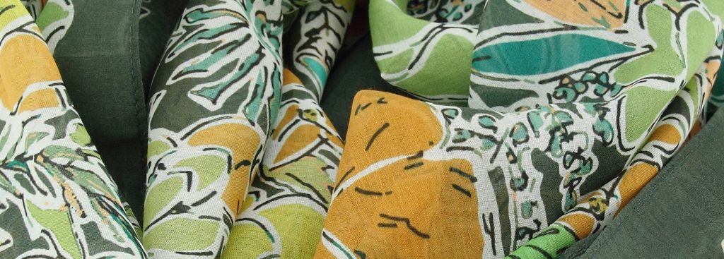 Warm Yet Lightweight Materials: The Best Scarves for Mid-Season